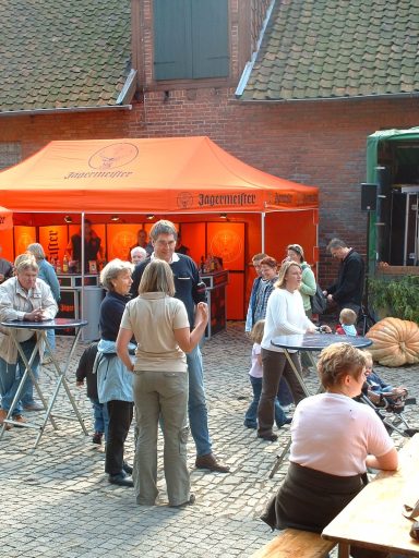 Besucher beim Hoffest