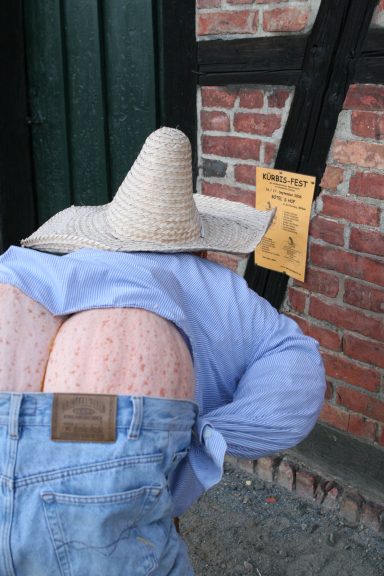 Kürbisdekopuppe, der Po ist aus zwei Kürbissen geformt