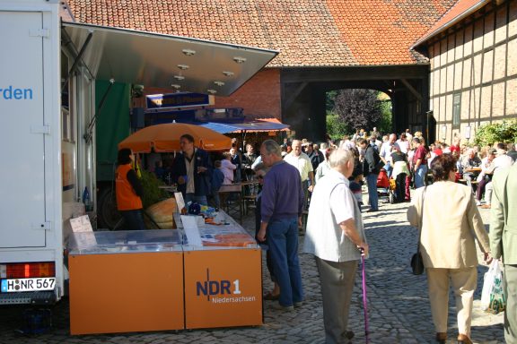 Hoffest mit vielen Leuten und dem Übertragungswagen von NDR 1