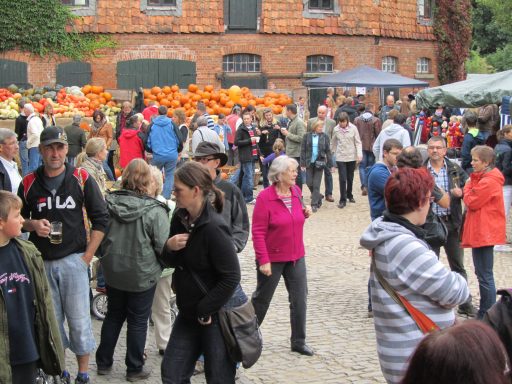 Viele Besucher auf einem Kürbisfest, Kürbissekulisse im Hintergund