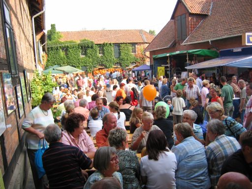 Hoffest,  viele Menschen auf Bauernhof