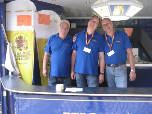 Drei Männer im Bierwagen, alle mit blauen gleiche Poloshirts