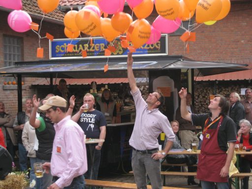 Kürbisfestbesucher lassen gasgefüllte Luftballons steigen