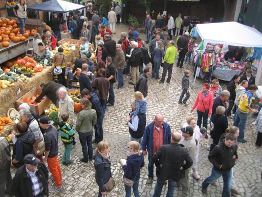 Viele Menschen auf einem Kürbisfest
