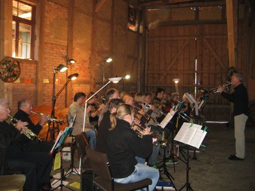 Posaunenchor während eines Scheunengottesdienstes