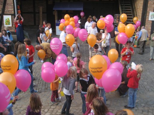 Bilder vom Hoffest, viele Kinder mit Luftballons