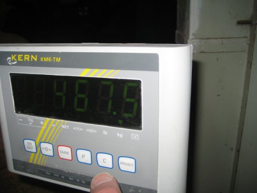 Blick auf eine Waage, die 467,5 kg zeigt. das ist das Siegergewicht bei der Kürbismeisterschaft 2012 in Börßum