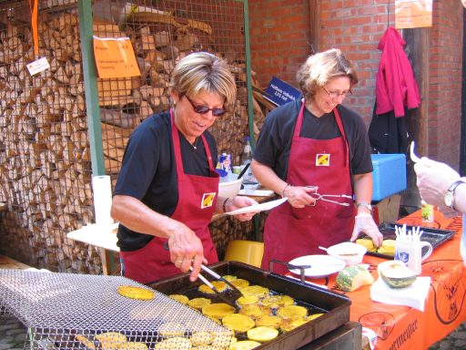 zwei Frauen braten Kürbisspalten 